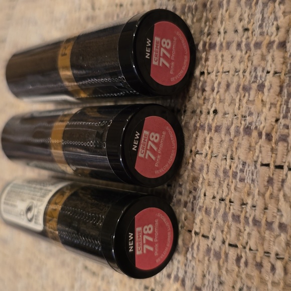 REVLON BRAND WOMEN'S SUPER LUSTROUS LIPSTICK BUNDLE OF 3 - Picture 5 of 6